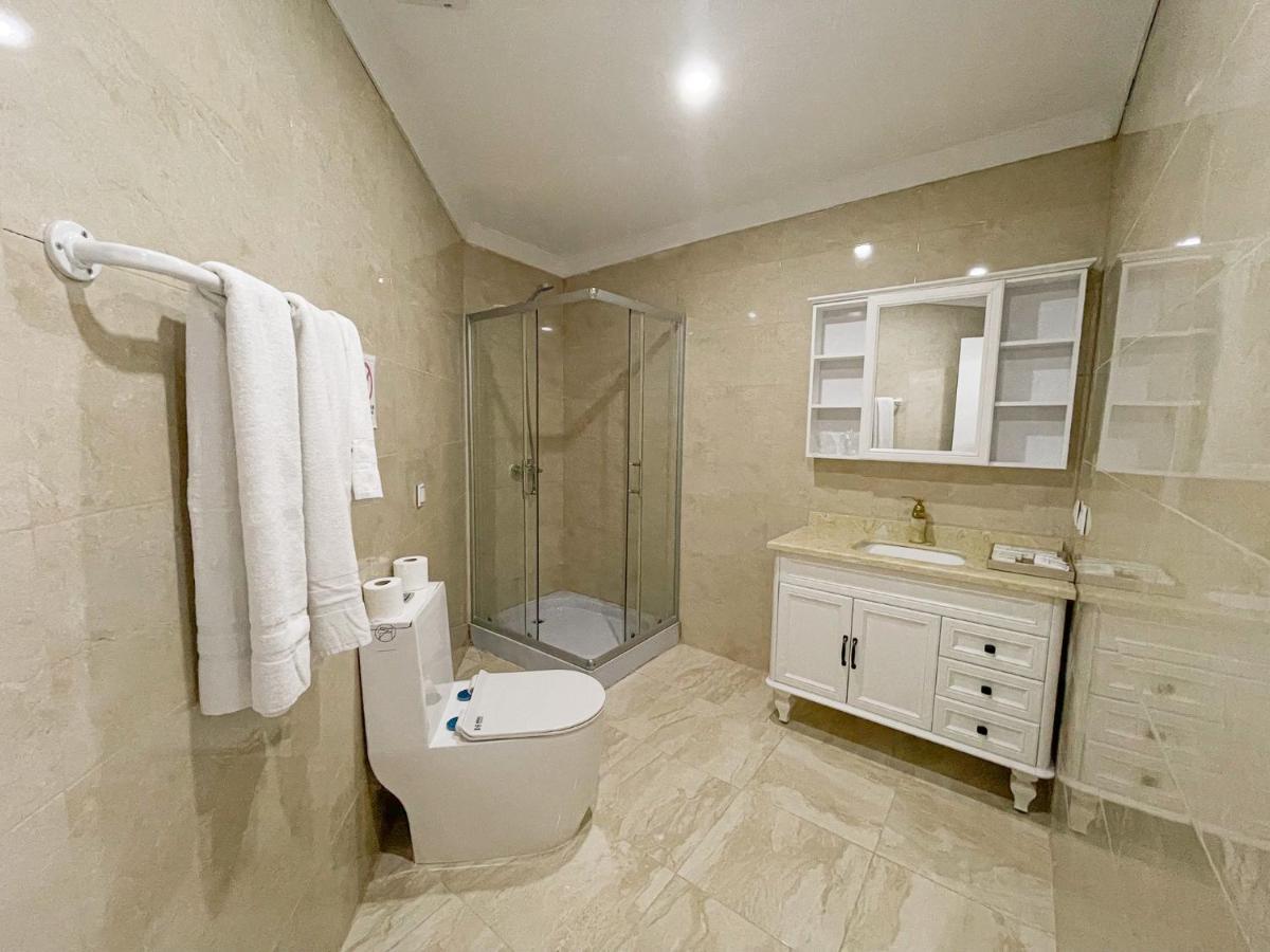 Hotel Aviacion Манисес Екстериор снимка