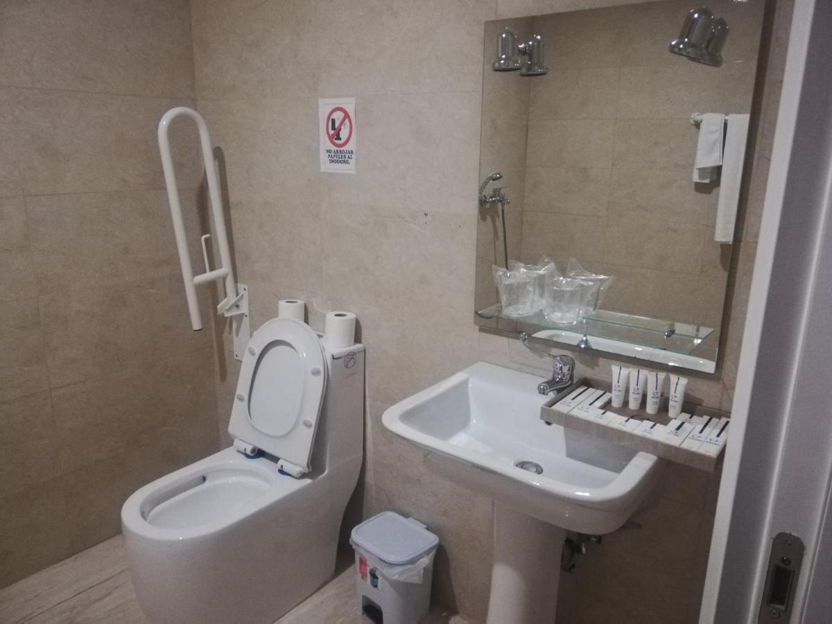Hotel Aviacion Манисес Екстериор снимка