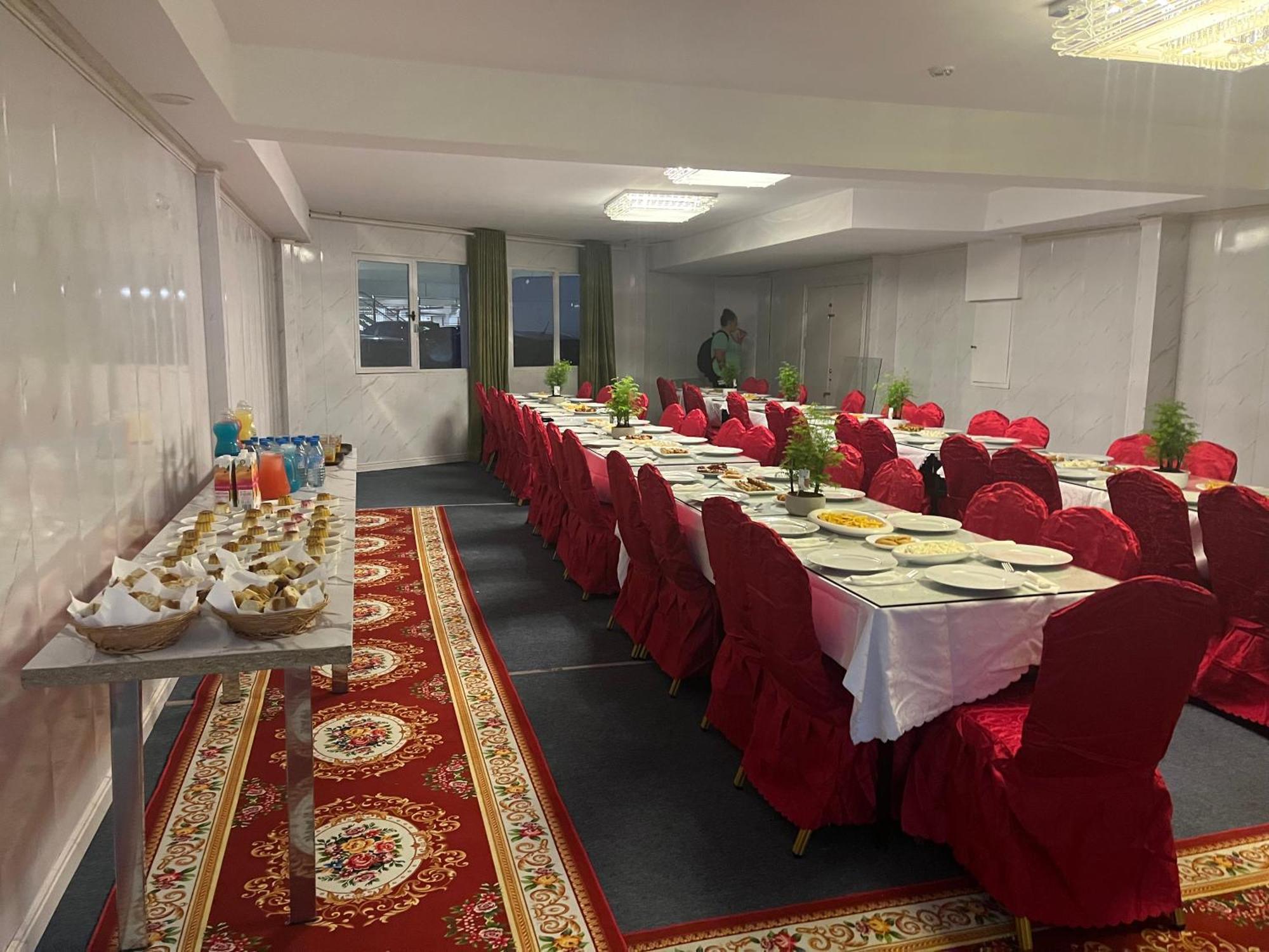 Hotel Aviacion Манисес Екстериор снимка