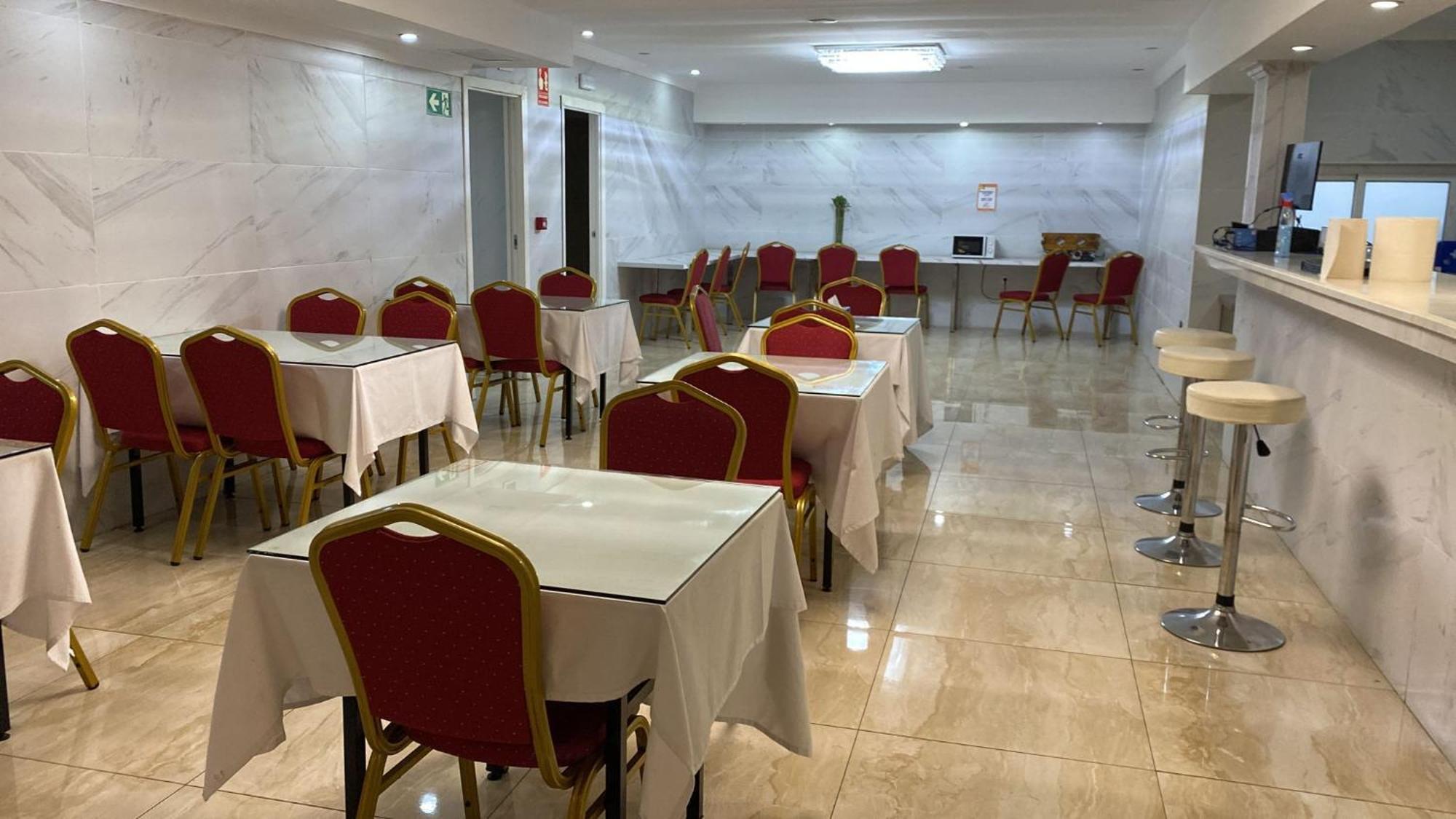 Hotel Aviacion Манисес Екстериор снимка