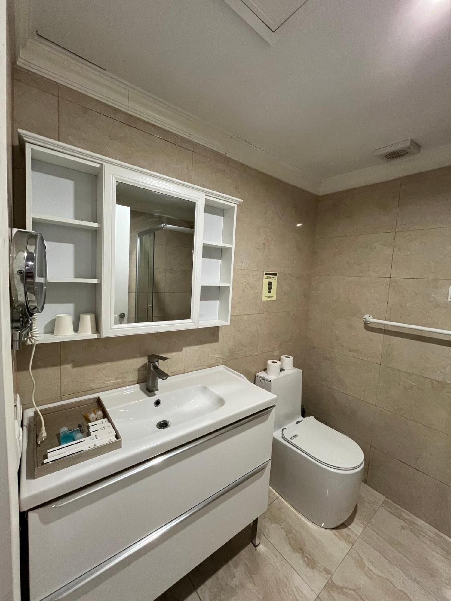 Hotel Aviacion Манисес Екстериор снимка